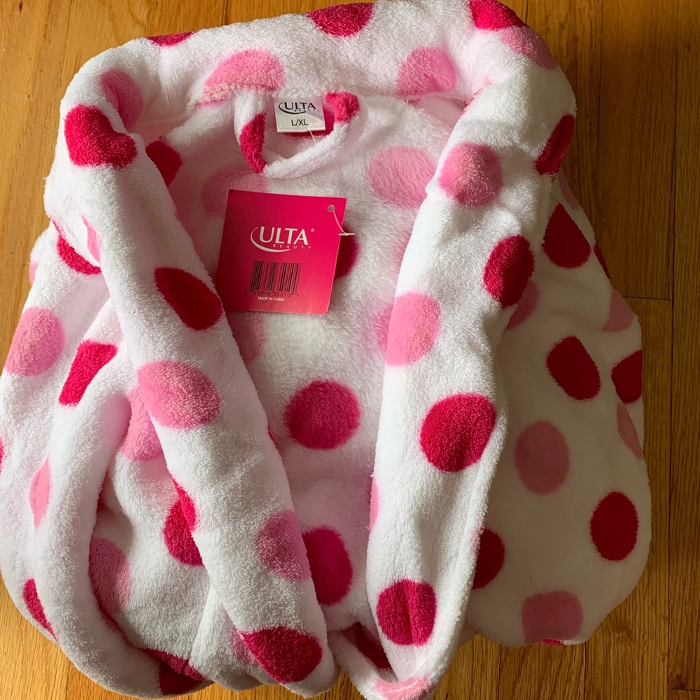 NWT. Women’s robe L/XL